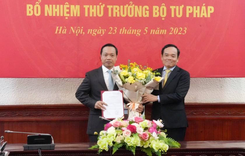 Phó Thủ tướng Chính Phủ Trần Lưu Quang trao Quyết định cho đồng chí Trần Tiến Dũng.
